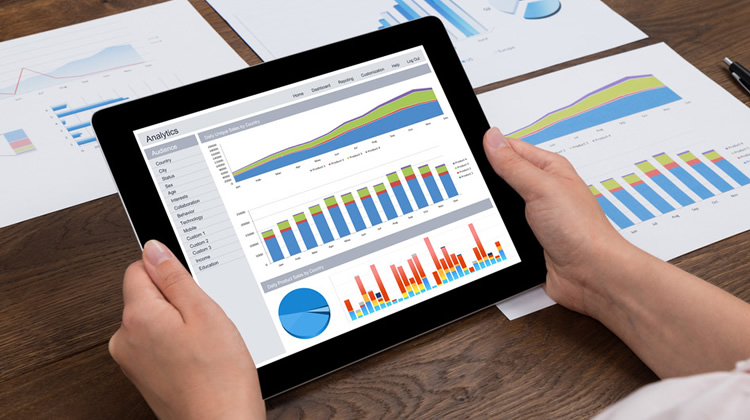 Por qué las estadísticas de tu hosting no coinciden con Google Analytics y el «misterio» de la caché